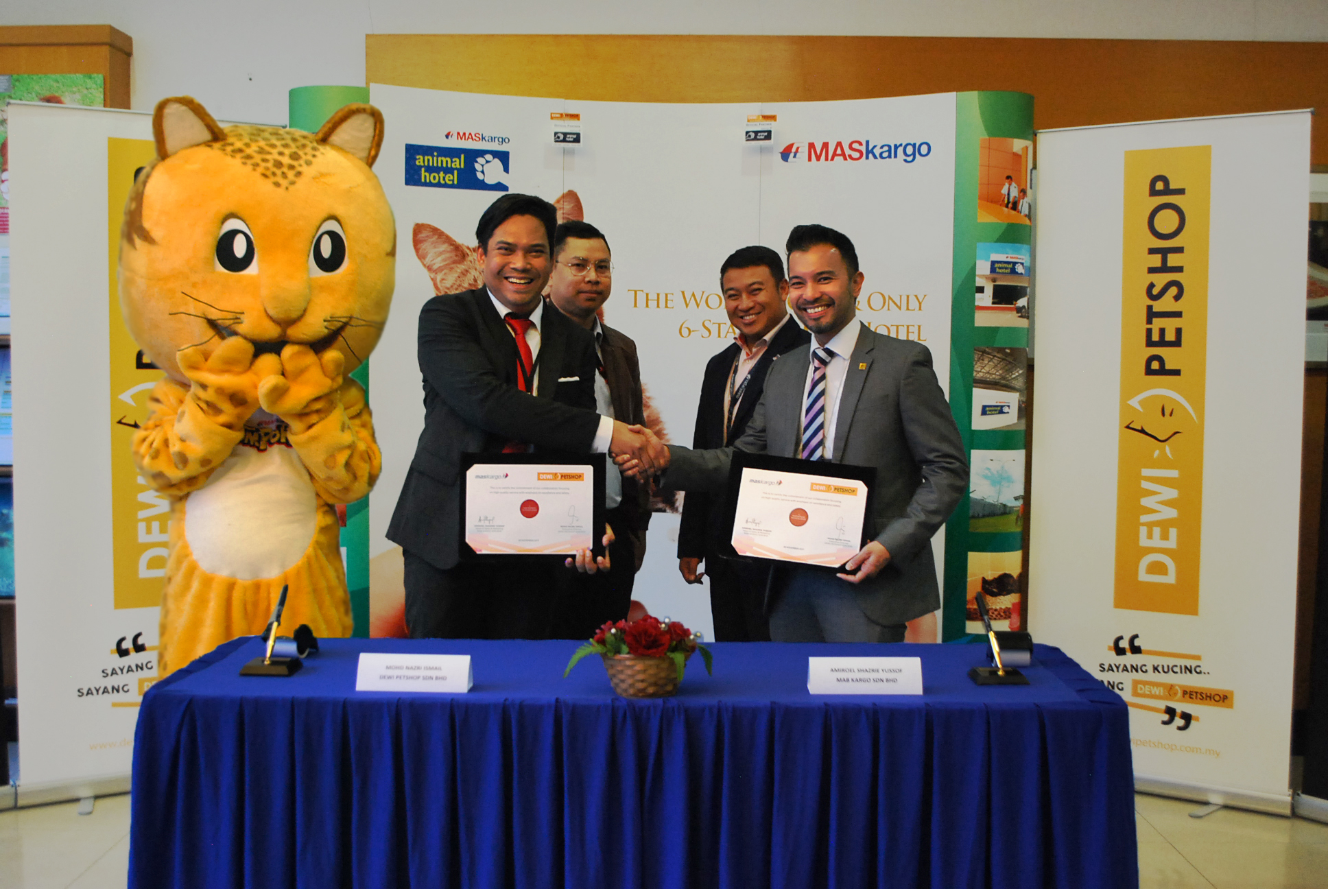 General Manager Sales & Marketing MAB Kargo Sdn Bhd, Amiroel Shazrie Yussof (right) & Executive Director Dewi Pet Shop Sdn Bhd, Mohd Nazri Ismail (left) at the MoU Signing Ceremony.